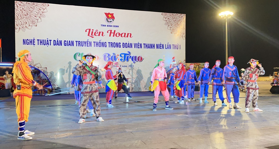 Đội Chèo Bả trạo thôn Bình Thái xuất sắc giành giải Nhất tại Liên hoan Chèo Bả trạo lần thứ I năm 2023. Ảnh: ĐVCC lien-hoan-cheo-ba-trao.jpg