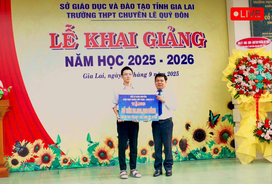 Thay mặt chị Đỗ Lê Bảo Duyên (cựu học sinh lớp Văn-Anh K11), Hiệu trưởng nhà trường trao học bổng trị giá 20 triệu cho em Thái Tiến Đạt (học sinh lớp 10 Văn). Ảnh: D.L z6978441759230-c48cb43def47a6e9b1df795dce3394f7-5472.jpg