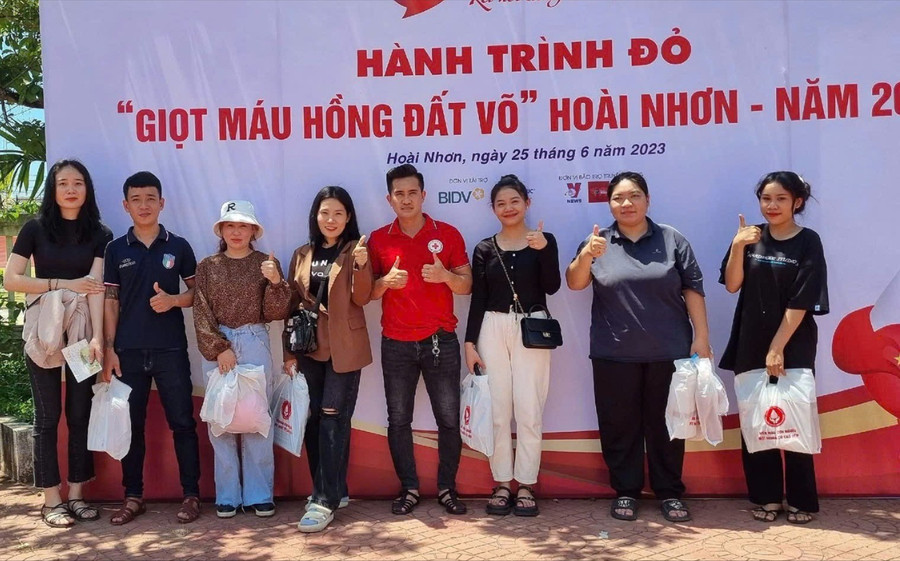 Anh Thư (giữa) cùng một số thành viên trong tổ thường xuyên có mặt trong các đợt hiến máu. Ảnh: ĐVCC to-hien-mau-khu-pho-thien-chanh-2-4-9639.jpg