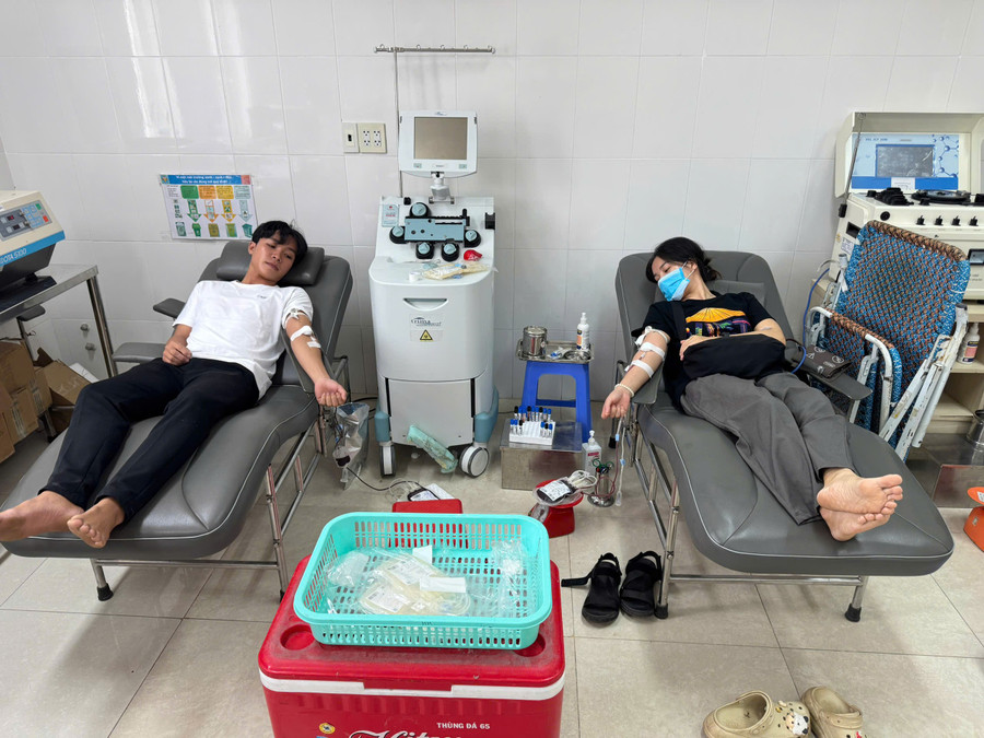 Các thành viên trong tổ đang hiến máu khẩn cấp cho chị Hương. Ảnh: ĐVCC to-hien-mau-khu-pho-thien-chanh-2-1.jpg