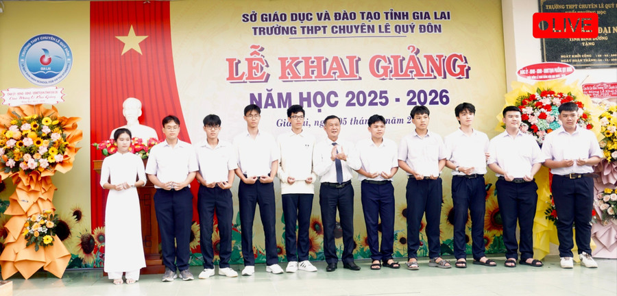 Phó Giám đốc Sở Giáo dục và Đào tạo Trần Thanh Hải trao học bổng NayDer cho 10 học sinh. Ảnh: D.L 2d953624e1166a483307-3136.jpg