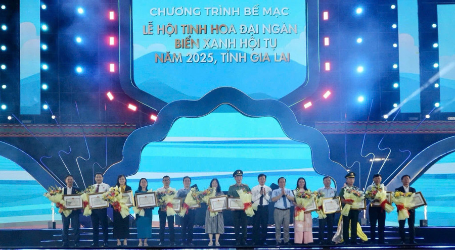 ບັນດາອົງການຈັດຕັ້ງ, ກຸ່ມຄົນ ແລະ ບຸກຄົນ ໄດ້ຮັບໃບຍ້ອງຍໍຈາກປະທານຄະນະປະຈຳພັກແຂວງ. ພາບ: ຮືງວີ z6967526185410-56364ec665beb0bf077483f86acb90a1.jpg