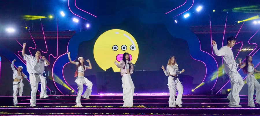 Ca sĩ Ánh Sáng AZA trình diễn tại chương trình. Ảnh: D.L