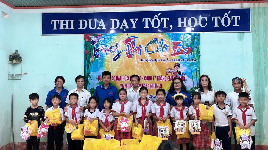 Tặng quà cho học sinh tại chương trình. Ảnh: ĐVCC tang-qua-trung-thu-an-phong.jpg