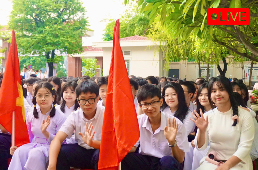 Học sinh Trường THPT Chuyên Lê Quý Đôn háo hức tại lễ khai giảng. Ảnh: D.L z6978441728519-df6b32fc79e8379640f3cb8ed34f54dc-2920.jpg