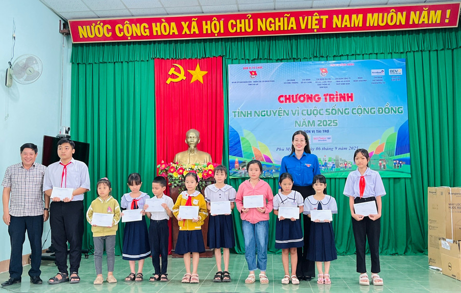Tặng học bổng cho học sinh vượt khó học giỏi. Ảnh: D.L 37e9dc4008ef3fe0ef0ca46d9b3eb7aa.jpg