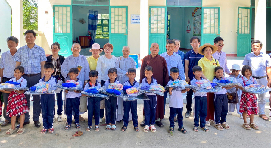 Đoàn tặng quà cho học sinh Trường Tiểu học Bình Tân (điểm trường thôn M6). Ảnh: ĐVCC tang-qua-cho-hoc-sinh-binh-hiep.jpg