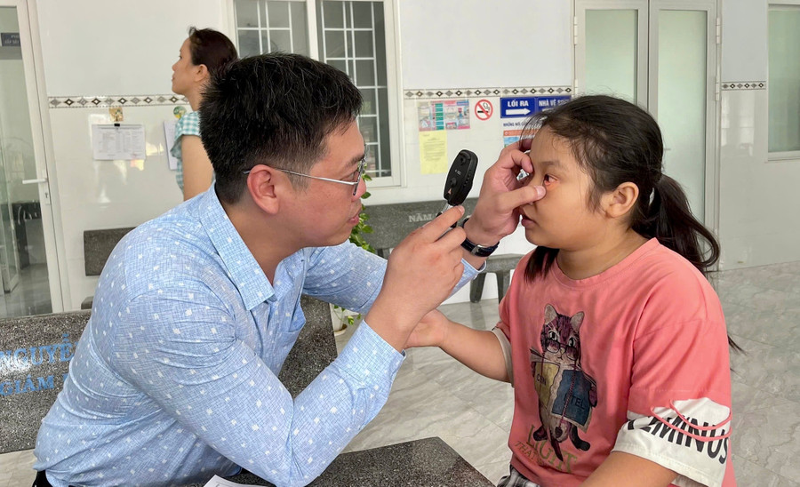 Khám mắt cho trẻ em xã Phù Mỹ Nam. Ảnh: D.L img-8524.jpg