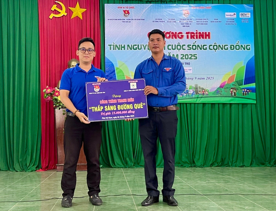 Trao bảng tượng trưng, tặng công trình “Thắp sáng đường quê” tại chương trình. Ảnh: D.L 456cd4a5b34f98821948eb7557b17122.jpg