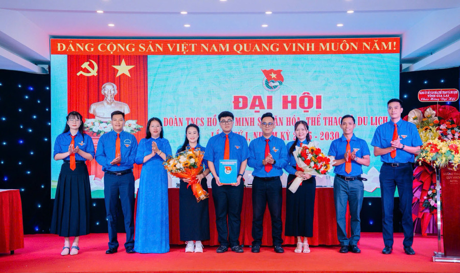 Ban Chấp hành Đoàn Sở Văn hóa, Thể thao và Du lịch nhiệm kỳ 2025-2030 ra mắt Đại hội. Ảnh: ĐVCC dai-hoi-doan-so-van-hoa-2.jpg
