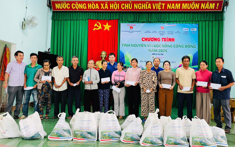 Tặng quà cho người dân hoàn cảnh khó khăn tại chương trình. Ảnh: D.L img-8521.jpg