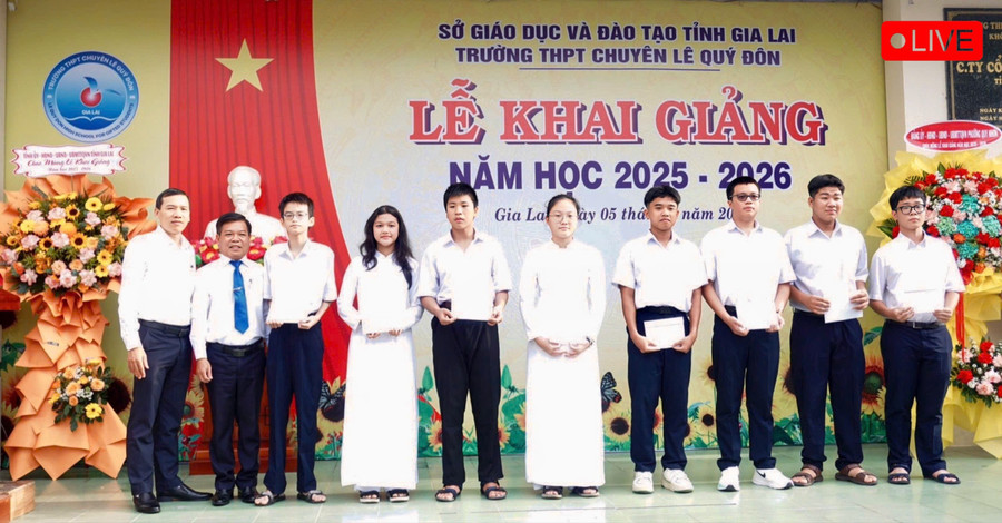Trường THPT Chuyên Lê Quý Đôn khen thưởng 9 học sinh đạt thủ khoa đầu vào của 9 môn chuyên khóa 27. Ảnh: D.L z6978441812023-d06036d5eb0fba39992ac2dc59585844-45.jpg