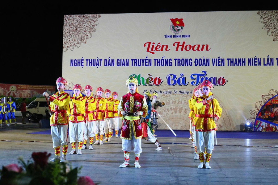 Đội bả trạo thanh niên xã Phù Mỹ Đông biểu diễn tại Liên hoan Chèo Bả trạo lần thứ I năm 2023. Ảnh: D.L cheo-ba-trao-2025.jpg