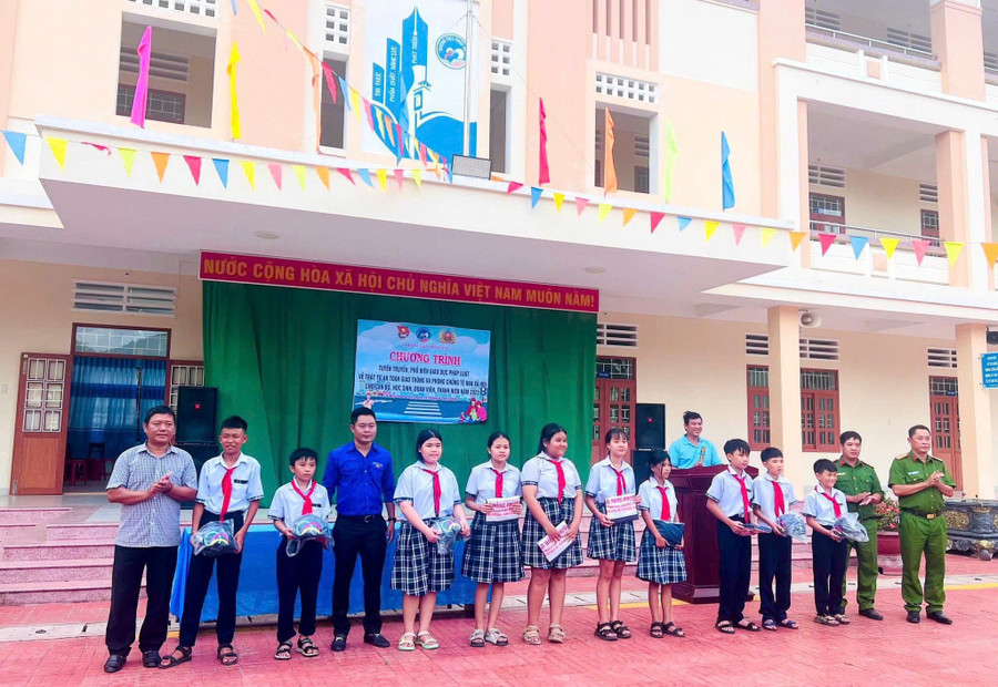 Tặng quà cho học sinh. Ảnh: ĐVCC tuyen-truyen-phap-luat-thcs-phuoc-my.jpg