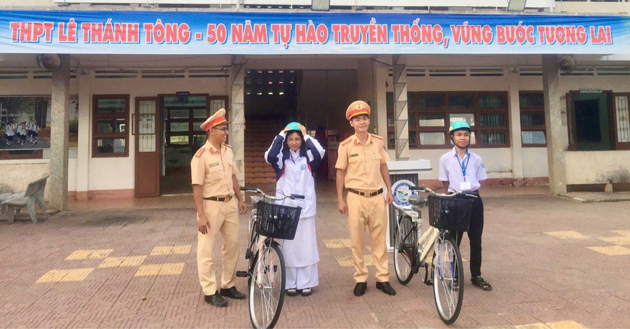 Tặng quà cho học sinh có hoàn cảnh khó khăn Trường THPT Lê Thánh Tông. Ảnh: ĐVCC tuyen-truyen-phap-luat.jpg