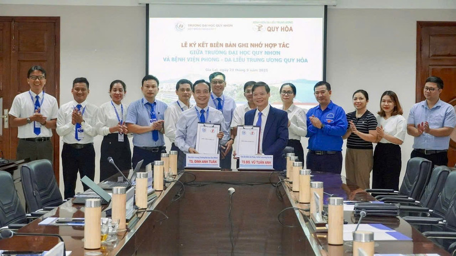 Hai đơn vị ký kết hợp tác tại chương trình. Ảnh: ĐVCC benh-vien-phong-da-lieu-tw-quy-hoa-ky-ket-hop-tac-voi-truong-dai-hoc-quy-nhon-1-710.jpg