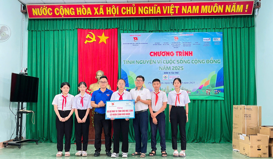 Trao bảng tượng trưng, tặng 5 máy vi tính cho các học sinh hoàn cảnh khó khăn của Trường Trung học cơ sở Mỹ Tài. Ảnh: D.L img-8522.jpg