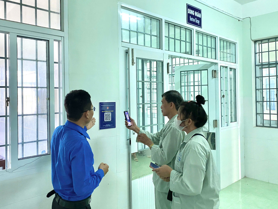 Bệnh nhân quét mã QR để nắm bắt thông tin về phương pháp điều trị một cách chính xác. Ảnh: D.L cong-trinh-so-hoa-y-te-2.jpg