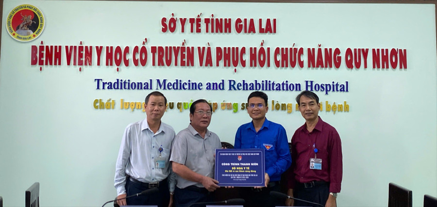Trao bảng tượng trưng, bàn giao công trình thanh niên “Số hóa y tế - Mã QR vì sức khỏe cộng đồng”. Ảnh: D.L cong-trinh-so-hoa-y-te-7080.jpg