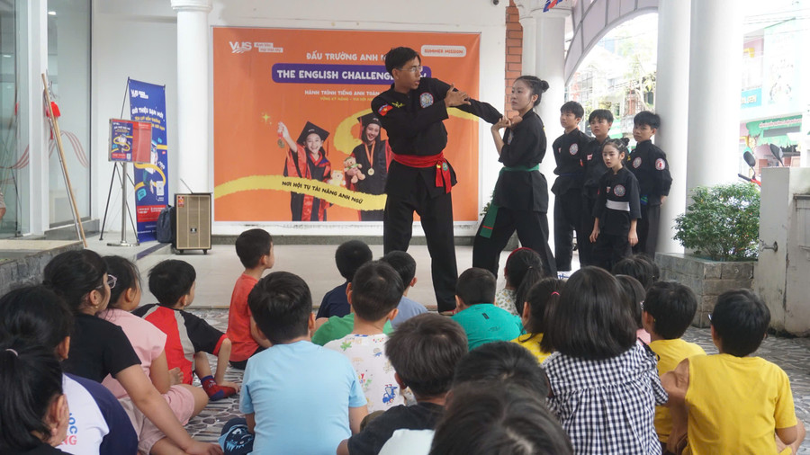 Trẻ chăm chú theo dõi tại lớp hướng dẫn kỹ năng tự vệ, thoát thân trong trường hợp khẩn cấp. Ảnh: D.L huong-dan-ky-nang-mem-tu-ve-2.jpg