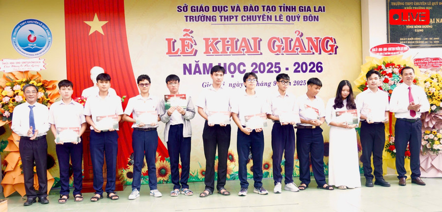 Ngân hàng Vietcombank Bình Định trao 10 suất học bổng. Ảnh: D.L z6978441755217-220f53317bc20743d7e00f4e818c9012-281.jpg