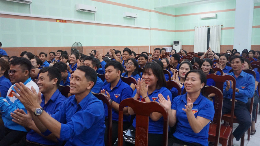 Hơn 170 đoàn viên thanh niên nhiệt tình cổ vũ các thí sinh tham gia hội thi. Ảnh: D.L hoi-thi-bi-thu-doan-cap-xa-gioi-16.jpg