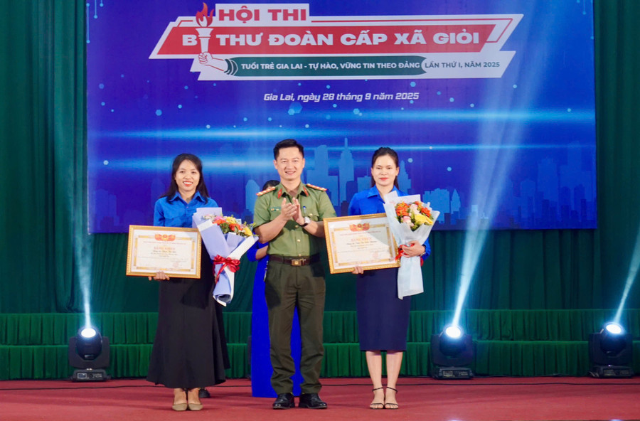 Thí sinh Phan Thị Yến (Bí thư Đoàn xã Tuy Phước Bắc) và Trần Thị Bích Phương (Phó Bí thư Đoàn xã Ia Hrú) đạt giải ba. Ảnh: D.L hoi-thi-bi-thu-doan-cap-xa-gioi-4.jpg