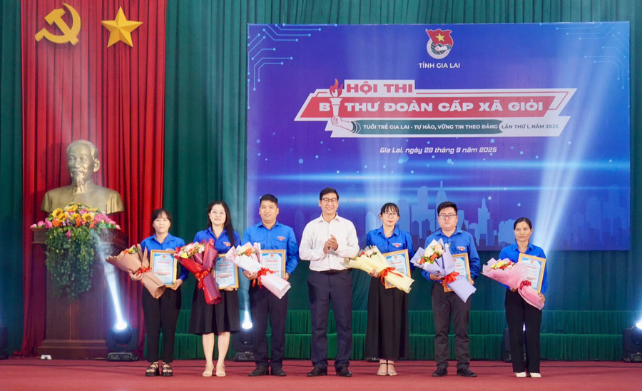 Trao giải khuyến khích cho 6 thí sinh tham gia chương trình. Ảnh: D.L hoi-thi-bi-thu-doan-cap-xa-gioi-5.jpg