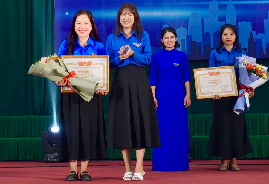 Thí sinh Hà Thị Ngọc Bích (Bí thư Đoàn phường Hoài Nhơn Đông) đạt giải nhì. Ảnh: D.L hoi-thi-bi-thu-doan-cap-xa-gioi-3.jpg