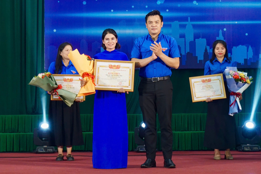 Thí sinh Đinh Thị Hồng Diễm (Bí thư Đoàn xã Sơn Lang) đạt giải nhất chung cuộc. Ảnh: D.L hoi-thi-bi-thu-doan-cap-xa-gioi-6.jpg