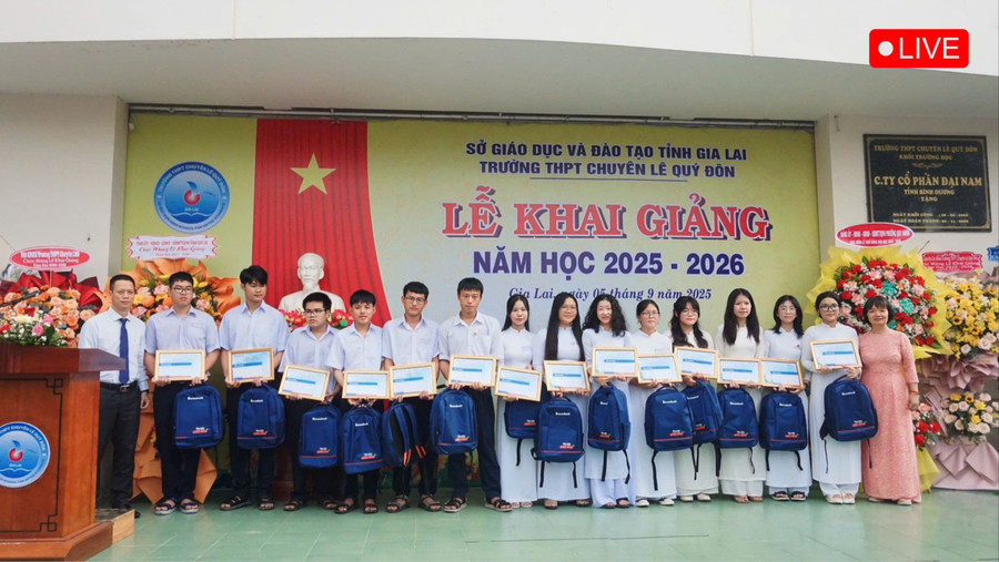 Ngân hàng Sacombank trao tặng 15 suất học bổng. Ảnh: D.L z6978441805385-1b635d56c4d42aae9ce3b64ede30a36c-3665.jpg
