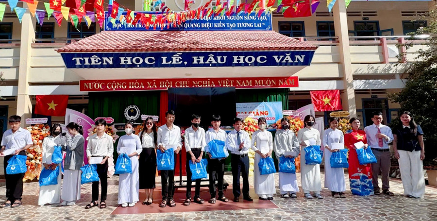 Tặng quà cho học sinh Trường THPT Trần Quang Diệu. Ảnh: ĐVCC img-8493.jpg