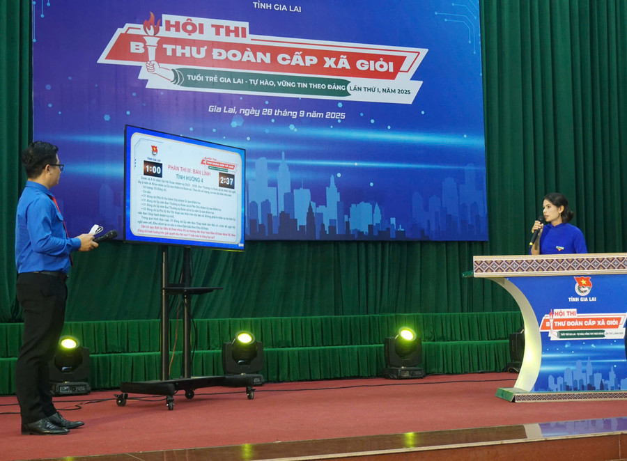 Phần thi “Thủ lĩnh Đoàn-Bản lĩnh” vừa hồi hộp, vừa hấp dẫn. Ảnh: D.L hooi-thi-bi-thu-doan-cap-xa-gioi-18.jpg