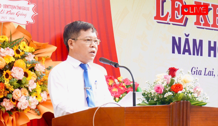 Thầy Huỳnh Lê Minh-Hiệu trưởng Trường THPT Chuyên Lê Quý Đôn phát biểu tại lễ khai giảng. Ảnh: D.L z6978441748919-3186a25718a143b4e1531e7f5376fd68-8417.jpg