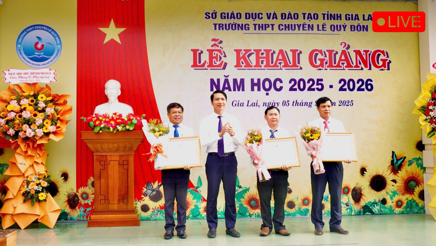 Đại diện nhà trường nhận danh hiệu Tập thể lao động xuất sắc năm 2024; 2 giáo viên nhận bằng khen của Chủ tịch UBND tỉnh. Ảnh: D.L z6978441782268-9ae0d358c5d09b5d21360565aa25e7ef-6159.jpg