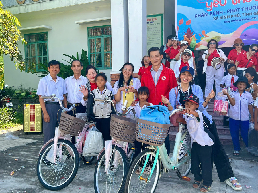 Tặng xe đạp cho học sinh thiếu phương tiện đến trường. Ảnh: D.L tang-qua-xa-binh-phu-1.jpg