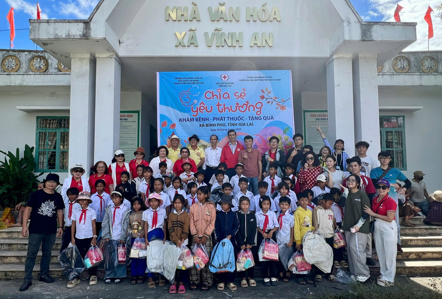 Tặng quà cho học sinh tại chương trình. Ảnh: D.L tang-qua-xa-binh-phu-4.jpg