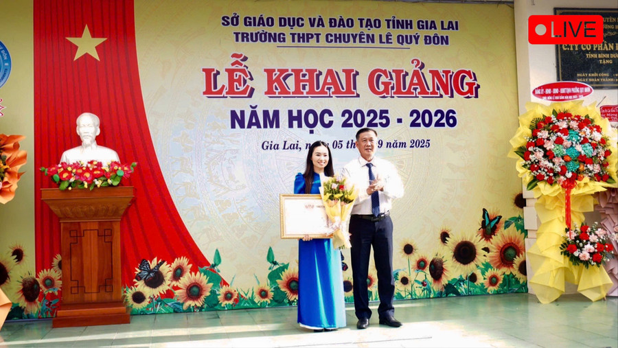 Cô Nguyễn Thị Kiều nhận danh hiệu Chiến sỹ thi đua cấp tỉnh. Ảnh: D.L z6978441785867-f21b84a89d893d569ba41a8ffd6a5045-7760.jpg