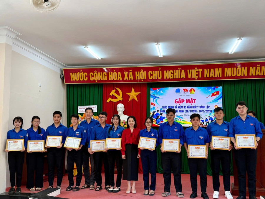 ky-niem-95-nam-thanh-lap-doan-12.jpg