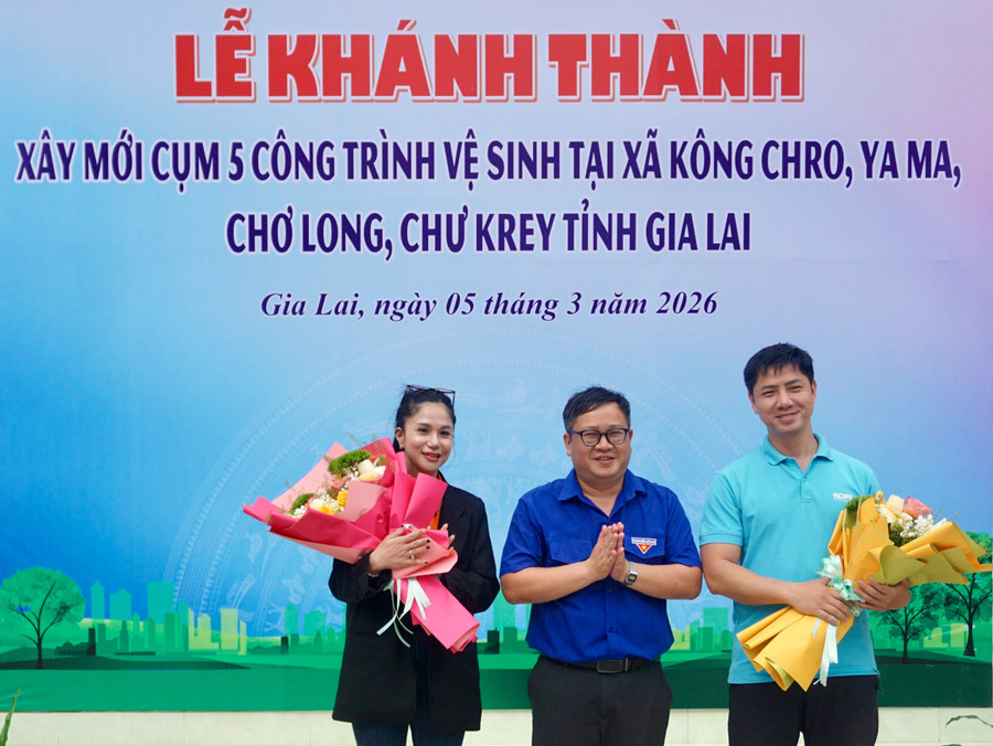 khanh-thanh-cum-5-nha-ve-sinh-tai-gia-lai-8.jpg