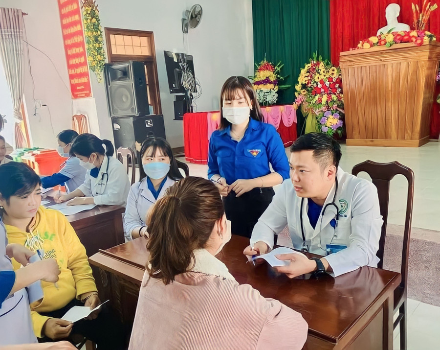 anh-dang-tuan-hai-kham-chua-benh-cho-nguoi-dan-xa-vinh-son.jpg