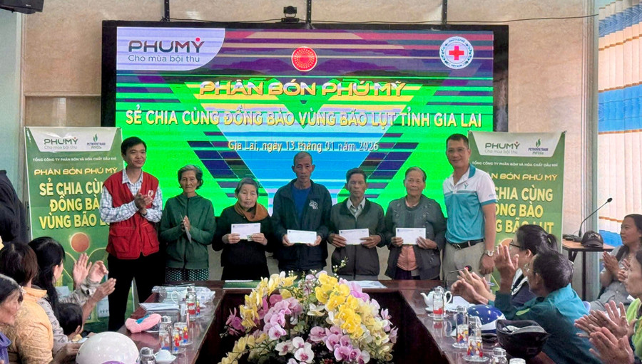 Tặng quà Tết cho người dân xã Tuy Phước Đông. Ảnh: ĐVCC