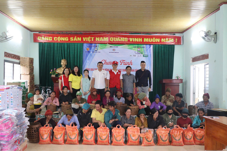 Ban tổ chức trao quà cho các gia đình bệnh nhân phong có hoàn cảnh khó khăn tại làng Đăk Pơ Nan (xã Lơ Pang). Ảnh: Lạc Hà trao-qua.jpg