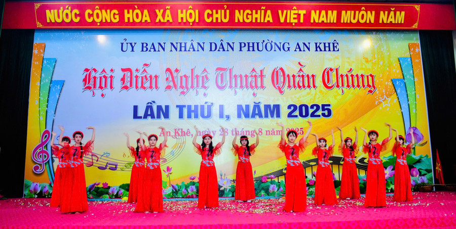 Tiết mục “Đất nước lời ru” của tổ dân phố 1, 2, 3 An Phú do các em học sinh trên địa bàn trình diễn. Ảnh: Lạc Hà tiet-muc-dat-nuoc-loi-ru-cua-to-dan-pho-1-2-3-an-phu-phuong-an-khe-bieu-dien-tai-hoi-dien-nghe-thuat-quan-chung-anh-lac-ha.jpg