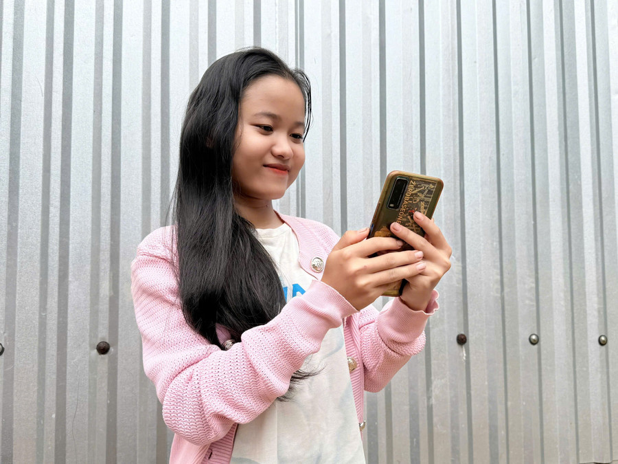 Em Rcom H’Nguyệt, học sinh Trường THPT Lý Thường Kiệt (phường AyunPa) ưu tiên sử dụng sách điện tử. Ảnh: Lạc Hà nguyet.jpg
