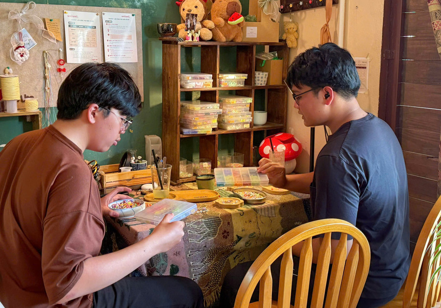 Workshop làm vòng tay thủ công có nhiều mức giá để khách hàng lựa chọn. Ảnh: Minh Thư cham.jpg