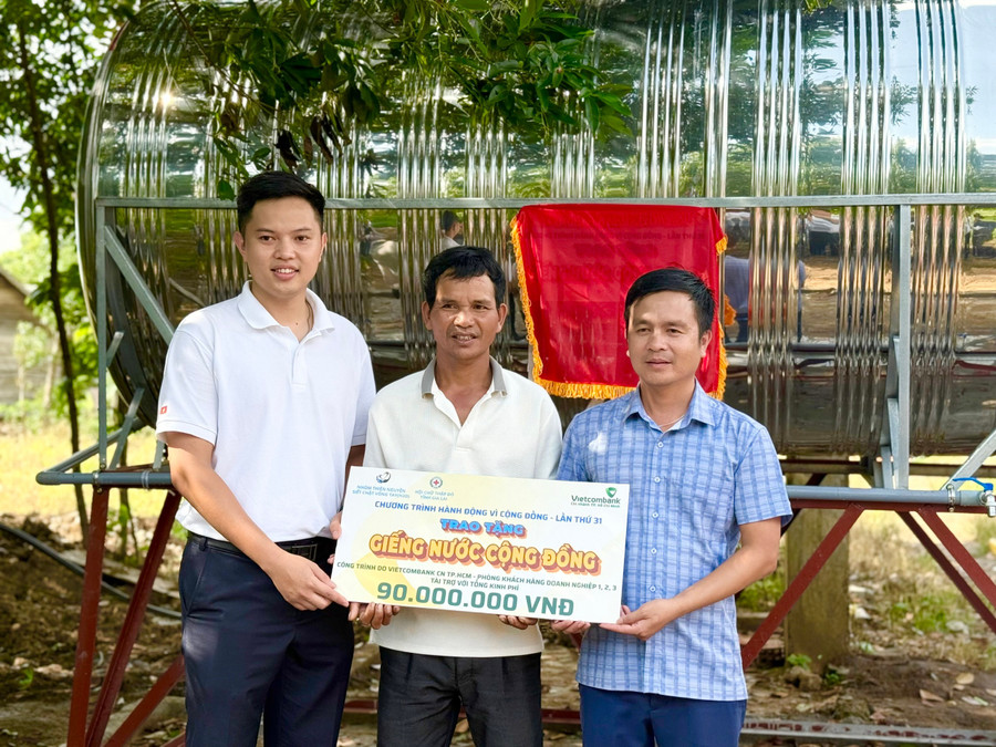 Đại diện các đơn vị trao tặng giếng nước cộng đồng cho làng Thương, xã Kon Chiêng. Ảnh: Lạc Hà k.jpg