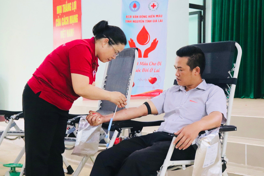 Ngày hội hiến máu tình nguyện năm 2025 thu hút đông đảo cán bộ, người lao động, người dân tại địa bàn xã Lơ Pang và xã Kon Chiêng tham gia. Ảnh: Lạc Hà hien-mau-lo-pang.jpg