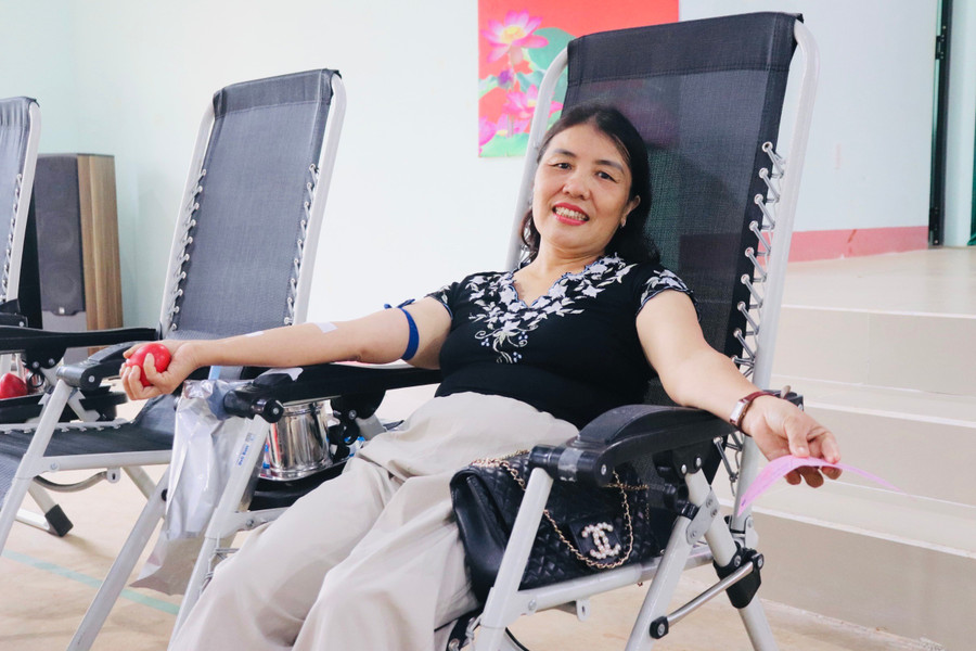 Nhiều người tranh thủ đi hiến máu từ 7 giờ sáng. Ảnh: Lạc Hà hien-mau.jpg