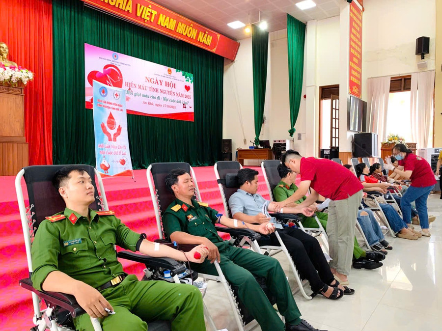 Ngày hội hiến máu tình nguyện năm 2025 đã thu hút gần 200 cán bộ, người lao động, người dân tại địa bàn các phường An Khê, An Bình và xã Cửu An đăng ký tham gia hiến máu. Ảnh: Lạc Hà hien-mau-an-khe.jpg